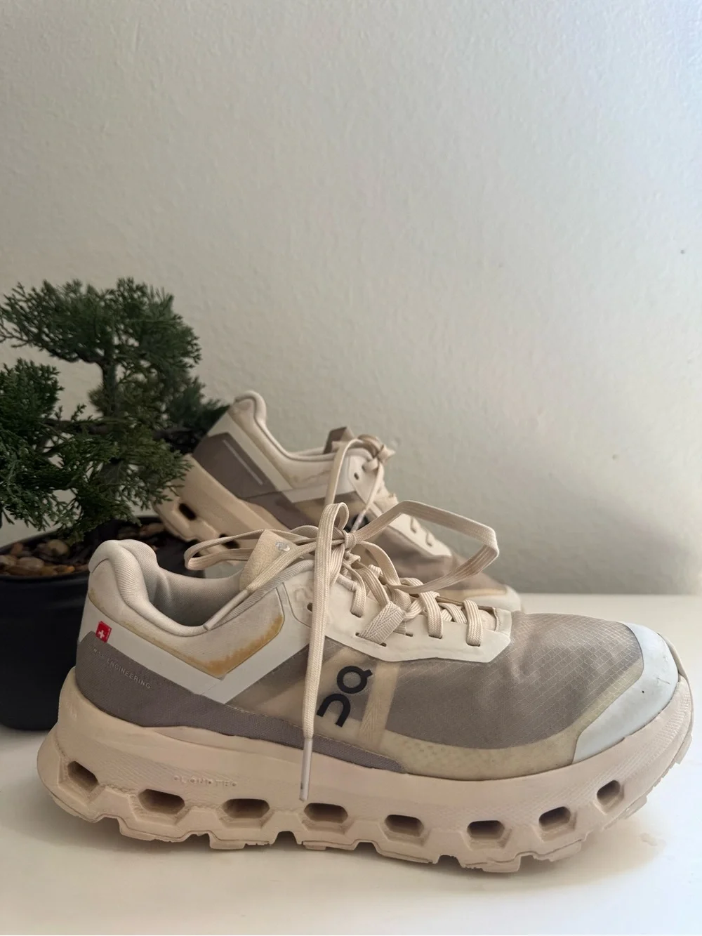 On Running cloudvista 2 Women size 6.5 Sneakers in Beige, Cream and Taupe